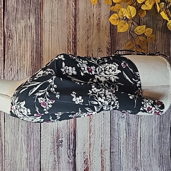 GUESS ERIE BLACK RUCHED V NECK CROP TOP - Picture 6 of 13